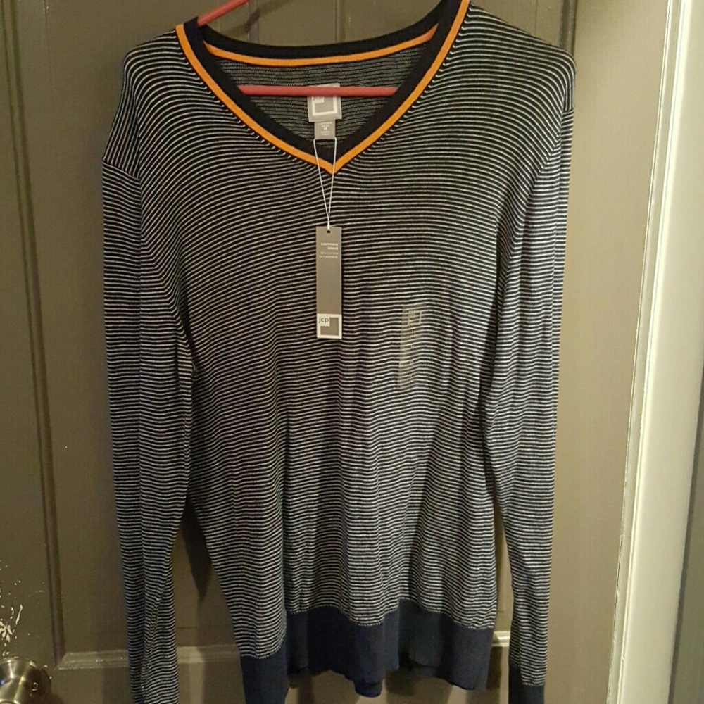 Men's v-neck sweater
